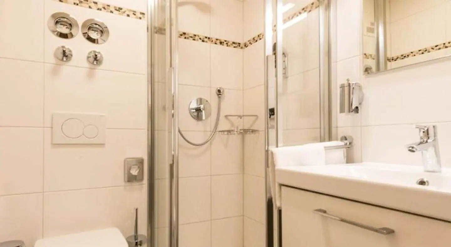 ALPEN DELUXE OBERAMMERGAU Badezimmer