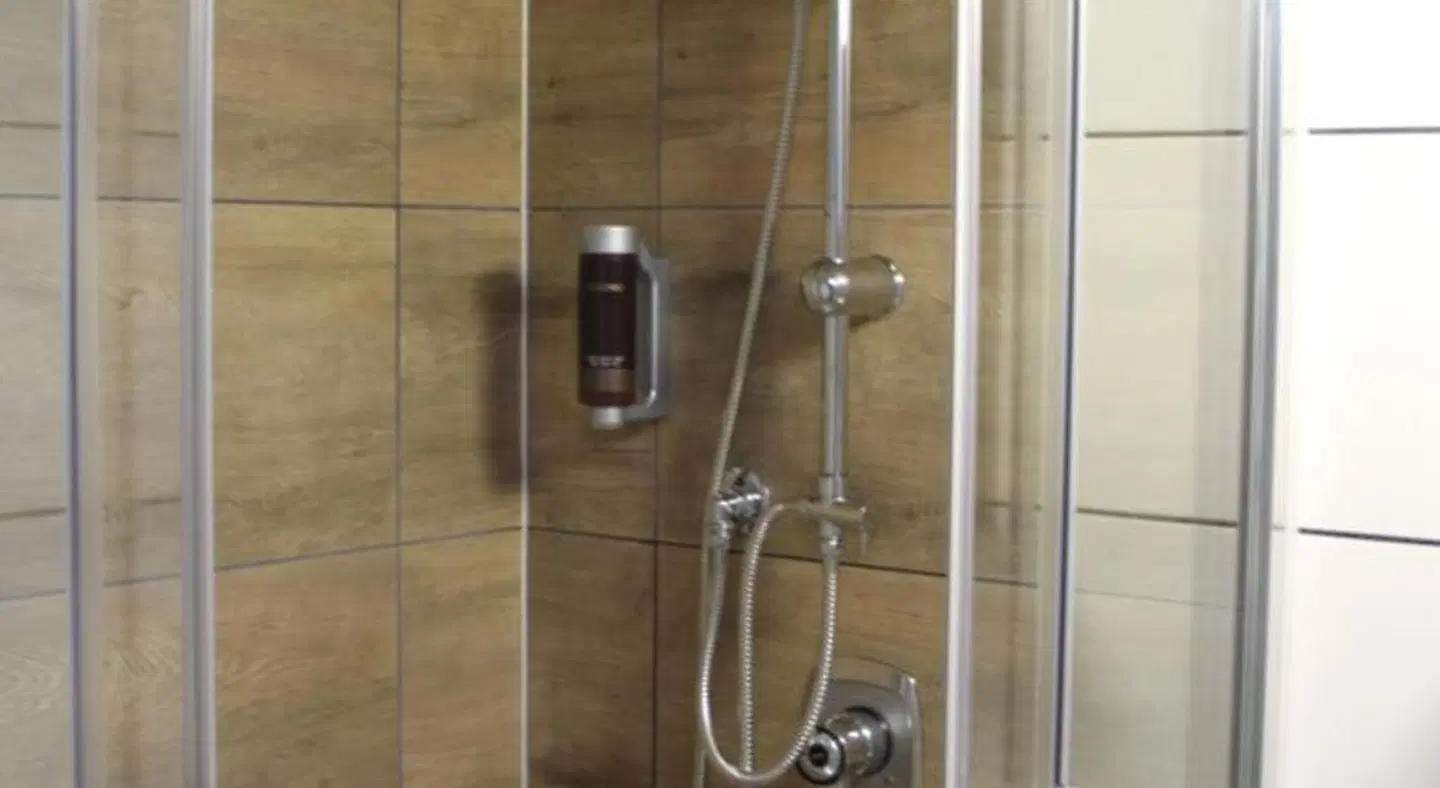 Hotel Glas Badezimmer
