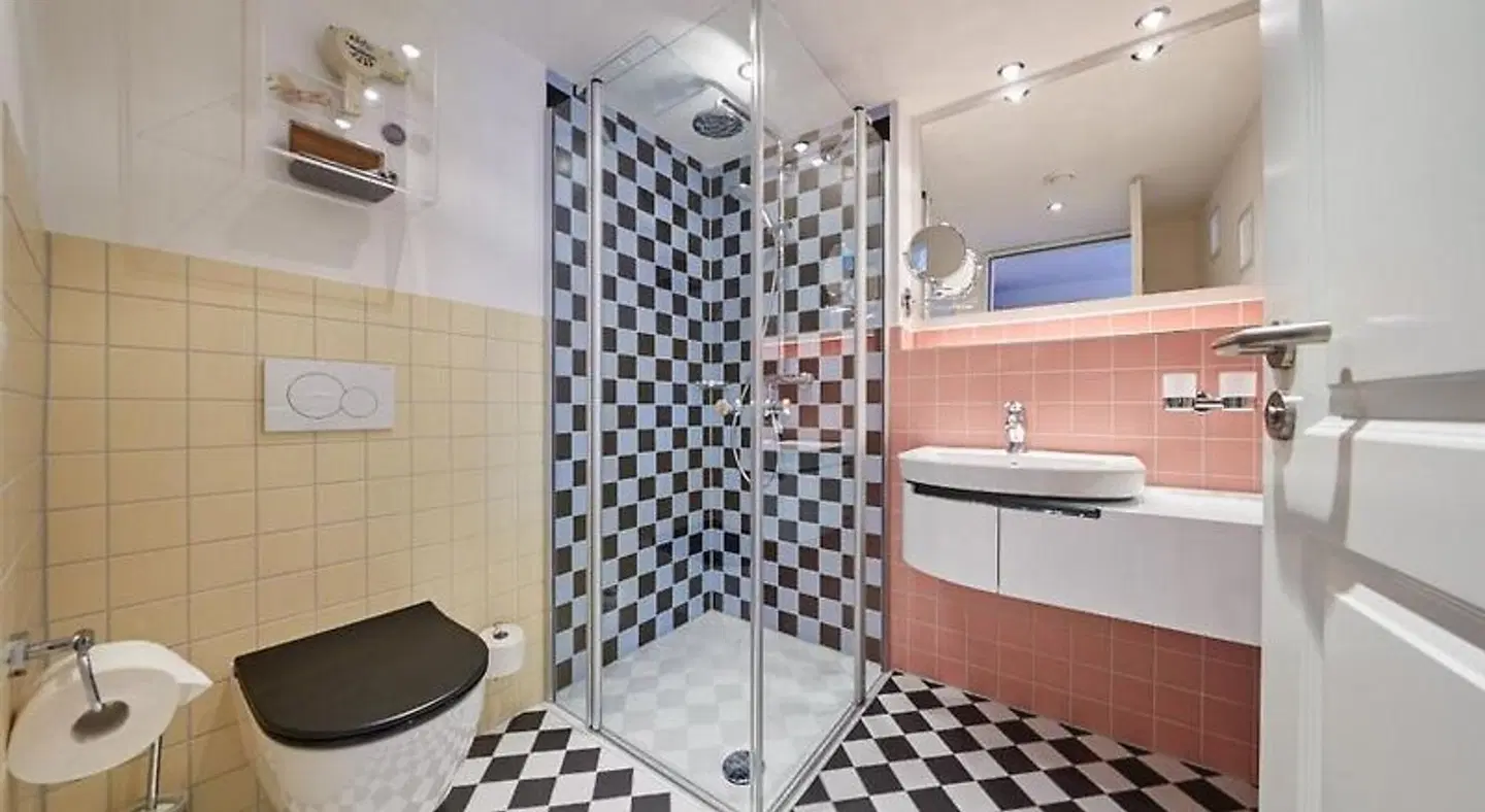 BERNSTEIN 50'S SEASIDE MOTEL Badezimmer