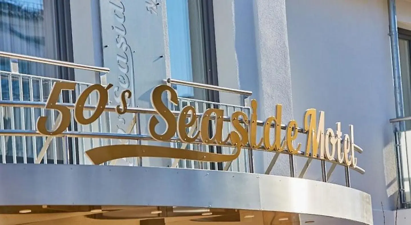 BERNSTEIN 50'S SEASIDE MOTEL LOUNGE_LOBBY