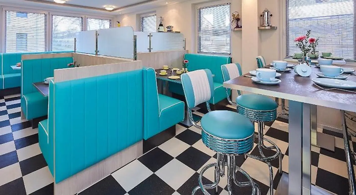 BERNSTEIN 50'S SEASIDE MOTEL LOUNGE_LOBBY