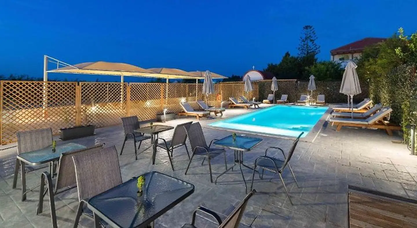 L&C Boutique Apartments OUTDOOR_POOL
