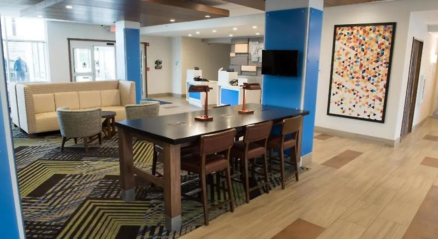 Holiday Inn Express & Suites Warsaw by IHG Bar