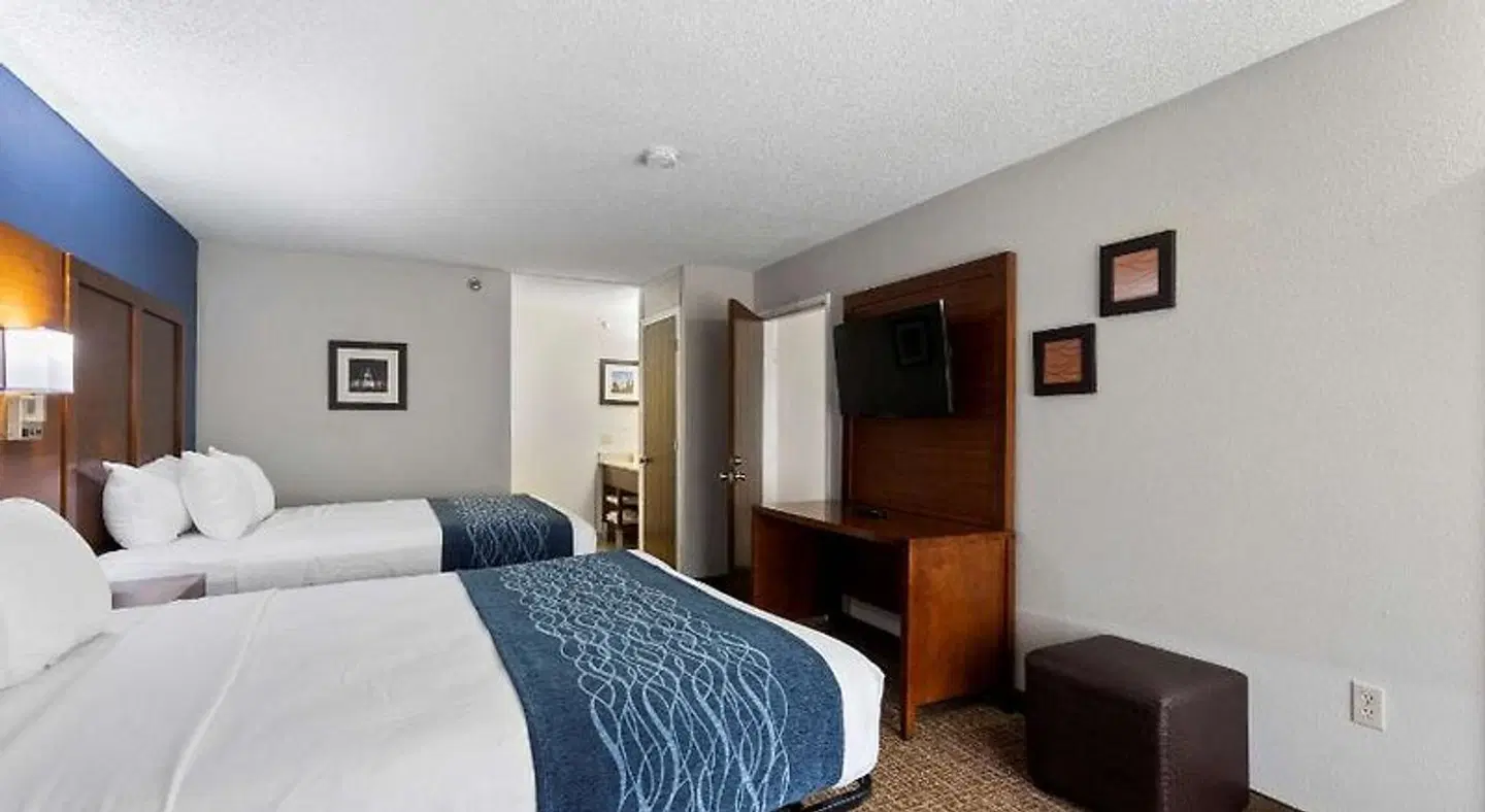 Comfort Inn & Suites ROOM_EXAMPLE