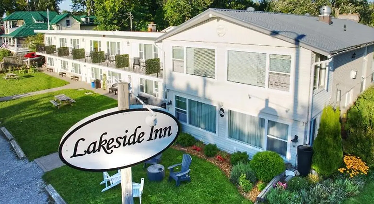 Lakeside Inn EXTERIOR