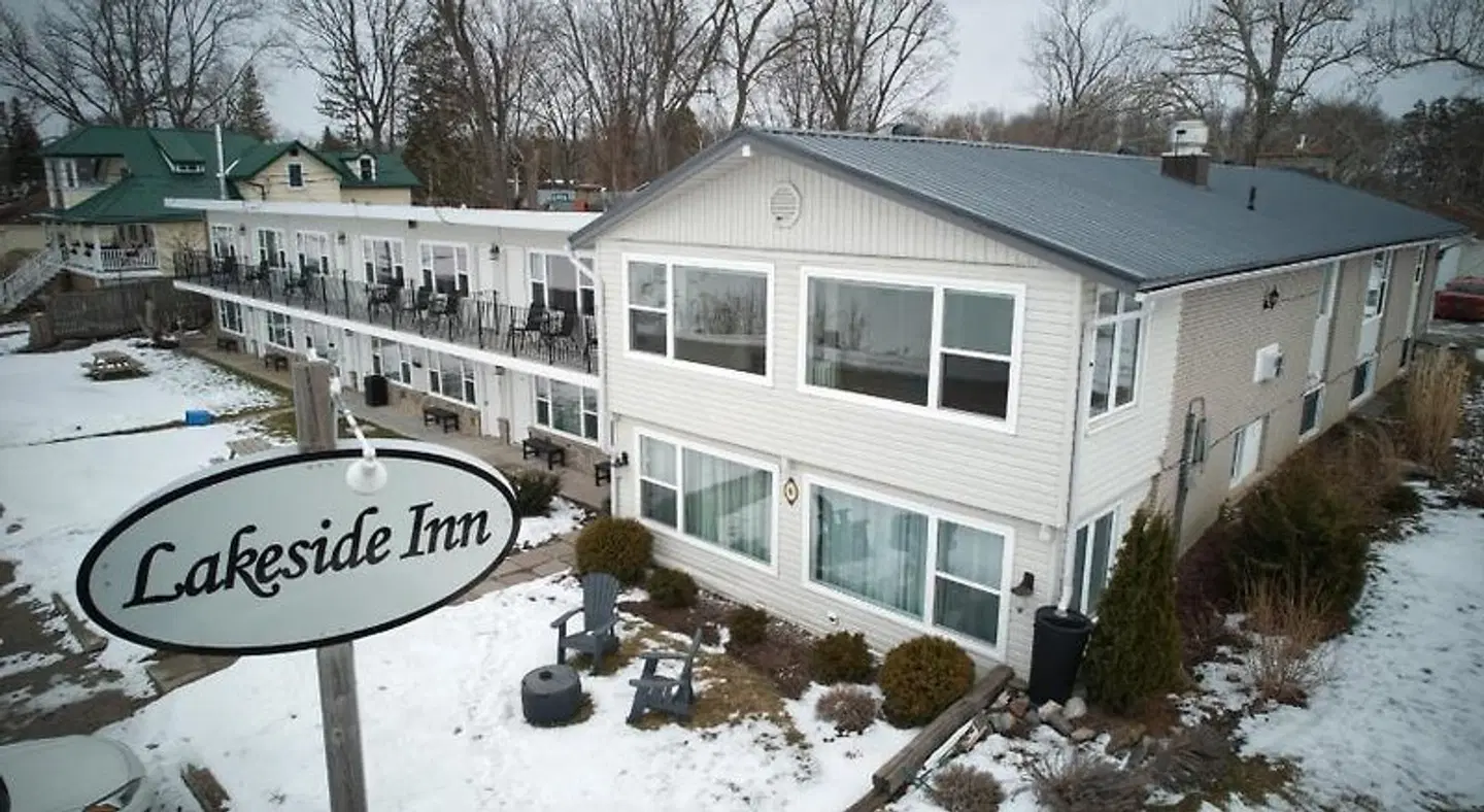 Lakeside Inn EXTERIOR