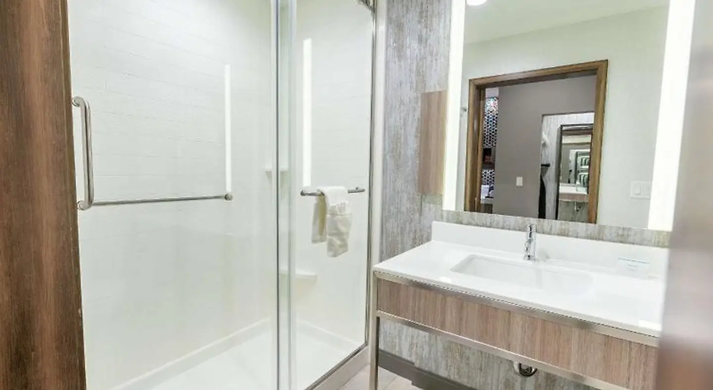 Hilton Garden Inn Wichita Downtown Badezimmer