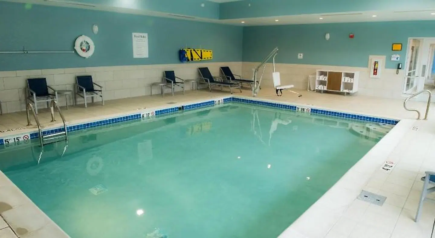 Holiday Inn Express & Suites Warsaw by IHG Hallenbad