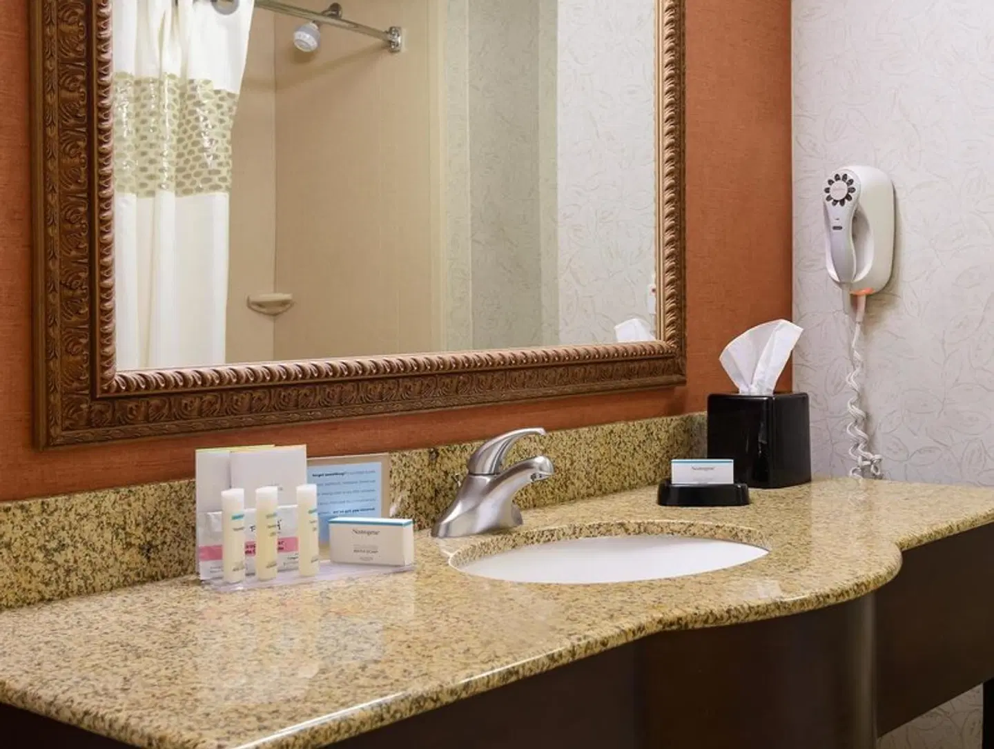 Hampton Inn and Suites Peoria at Grand Prairie Badezimmer