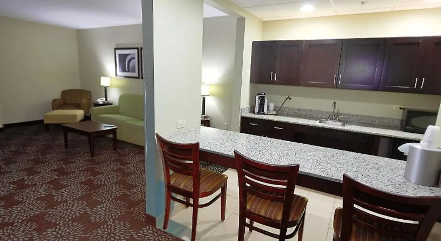Holiday Inn Express & Suites Pittsburgh West - Green Tree by IHG ROOM_EXAMPLE