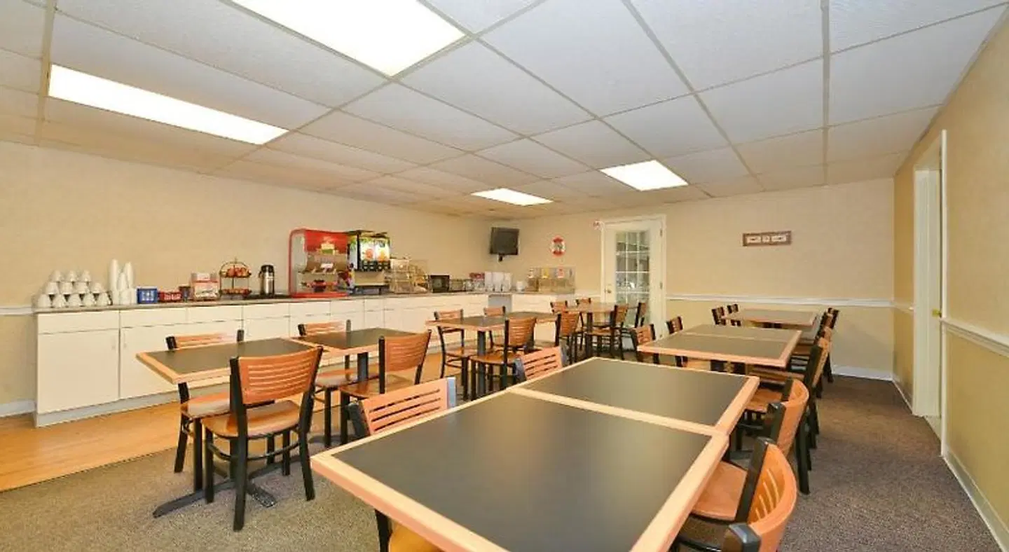 Sandwich Lodge & Resort Bar