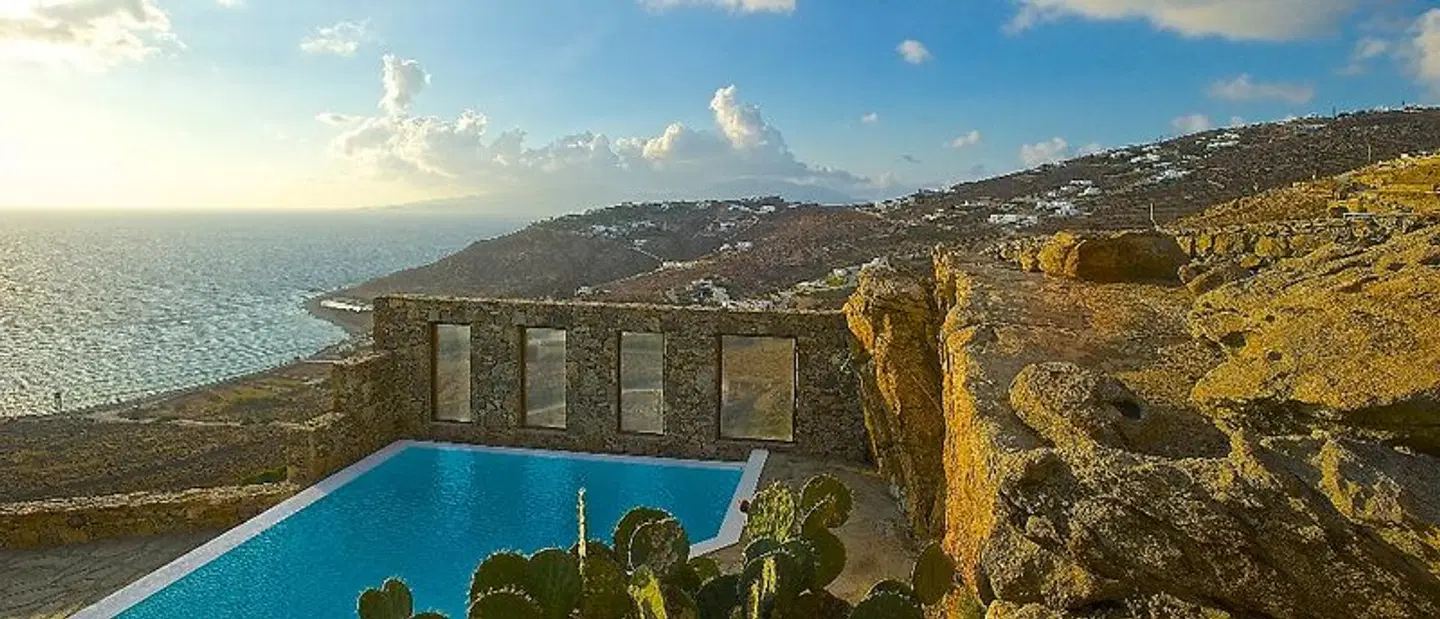 White Rock Suites & Villas OUTDOOR_POOL