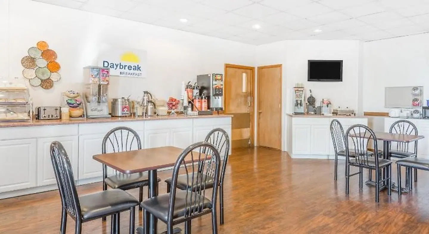 Days Inn by Wyndham St Clairsville Bar