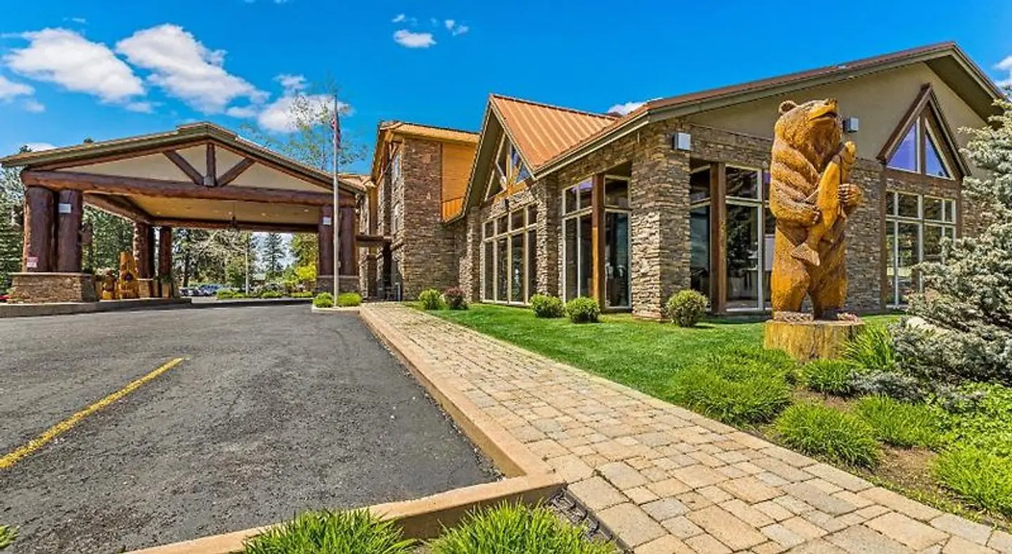 The Evergreen Hotel EXTERIOR