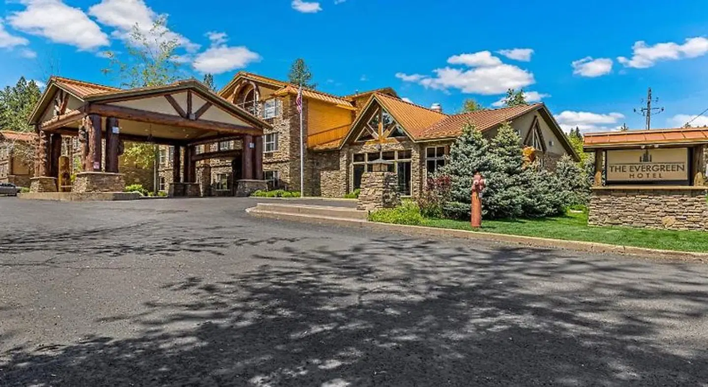 The Evergreen Hotel EXTERIOR