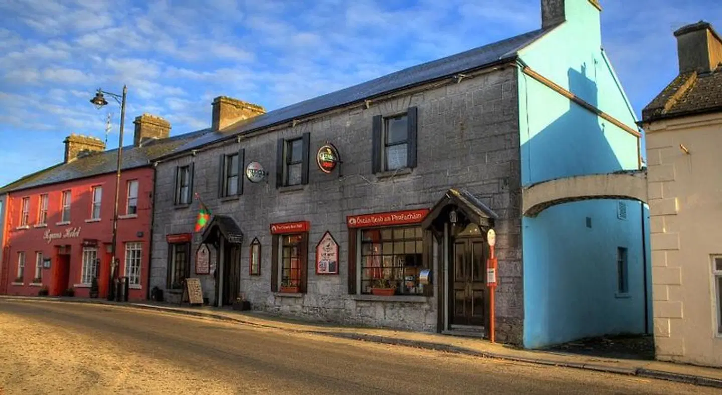 Ryan's Hotel EXTERIOR