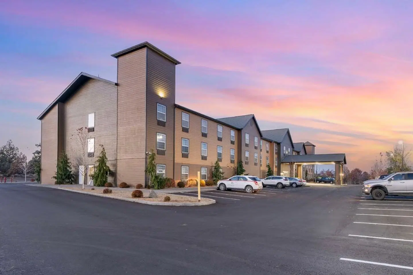 Best Western Plus Bend North EXTERIOR