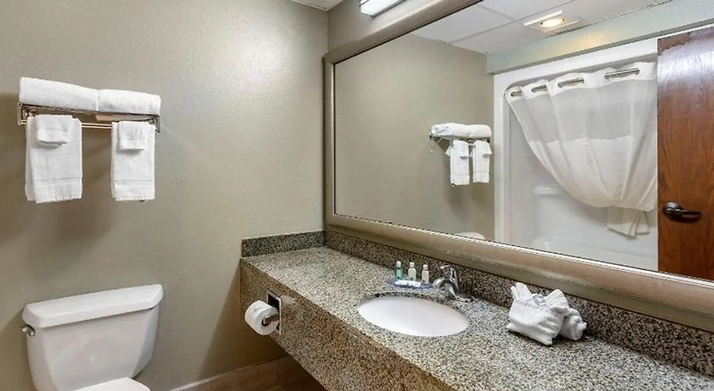 Quality Inn St. Robert - Ft. Leonard Wood Badezimmer