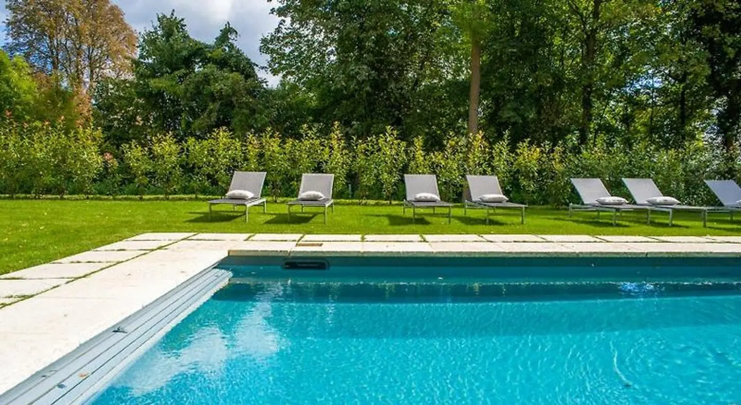 Le Château d'Hardricourt OUTDOOR_POOL