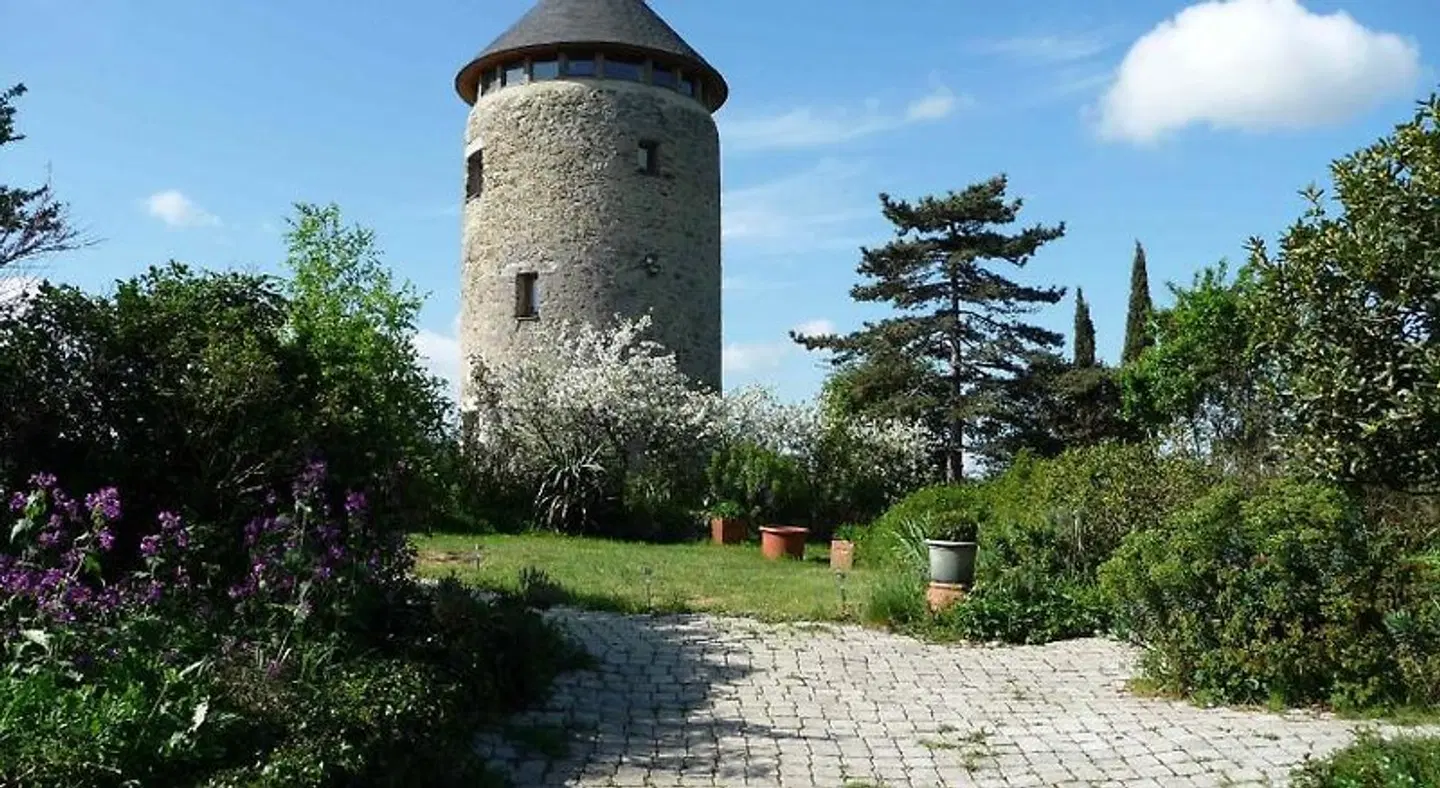 Le Moulin Géant EXTERIOR