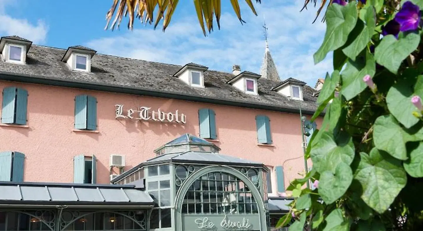 Hôtel Le Tivoli EXTERIOR