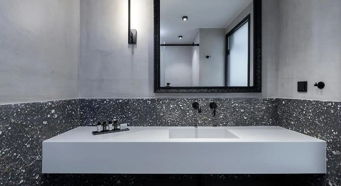 The Athenians Art Apartments Badezimmer