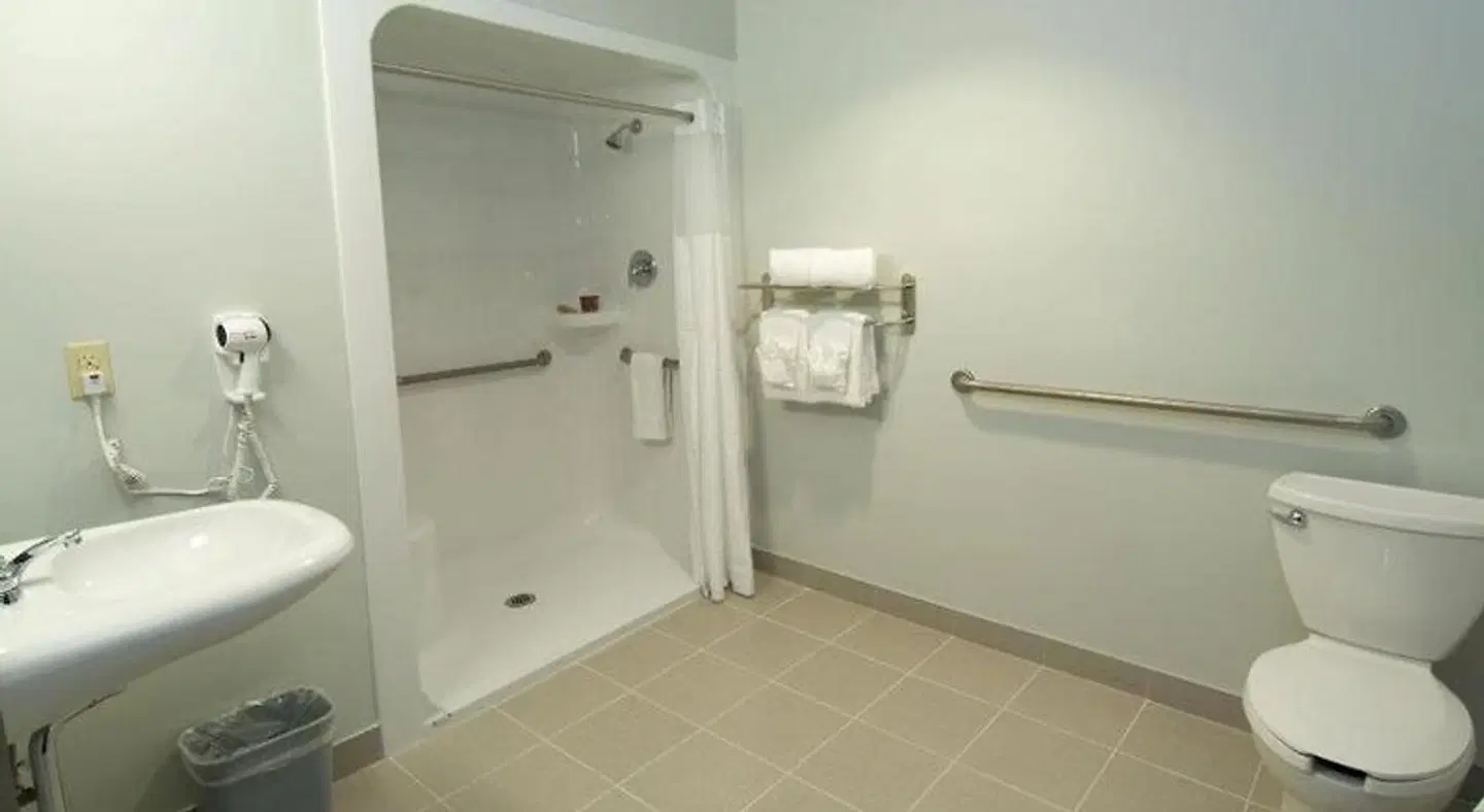 Midland Inn & Suites Badezimmer