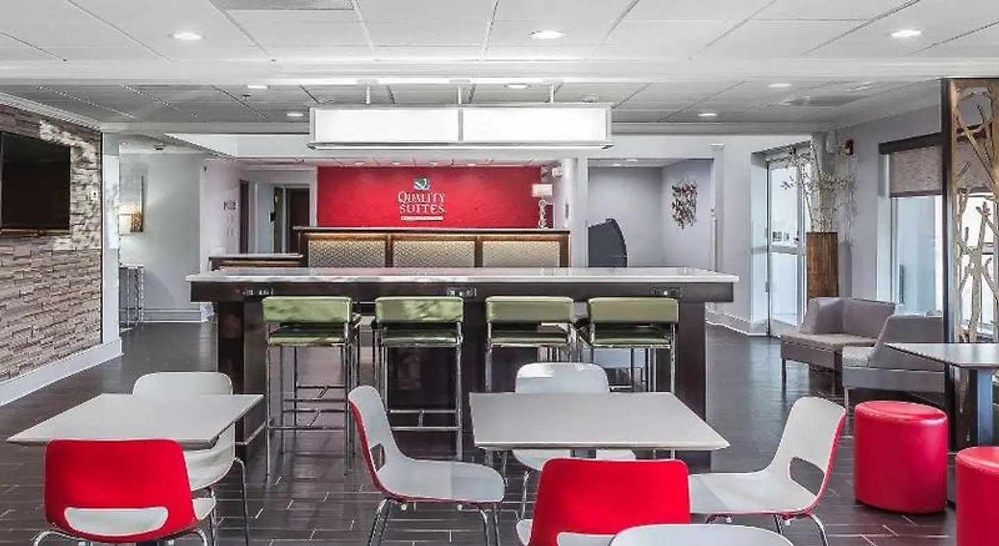 Quality Suites at Carolina Place Mall Bar