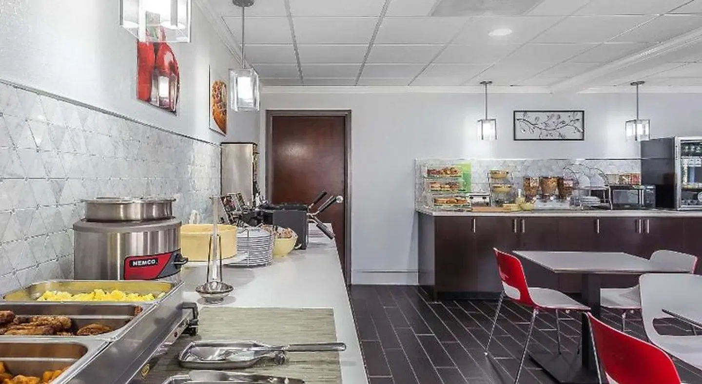 Quality Suites at Carolina Place Mall Bar