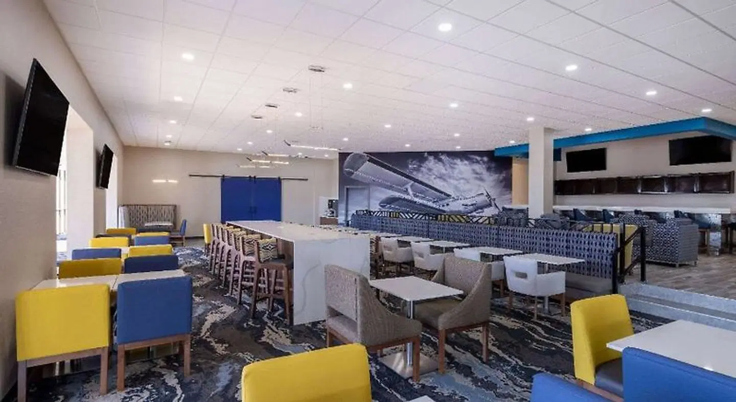 Hawthorn Suites by Wyndham Wichita Airport Bar