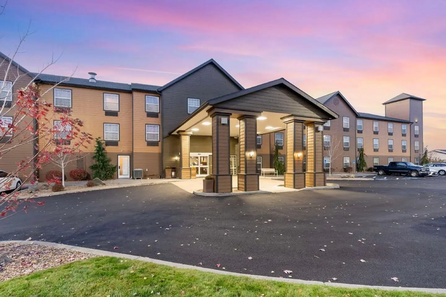 Best Western Plus Bend North EXTERIOR