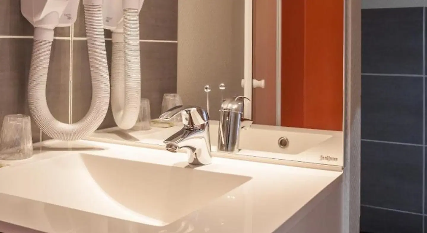 Logis Hôtel les Voyageurs Badezimmer