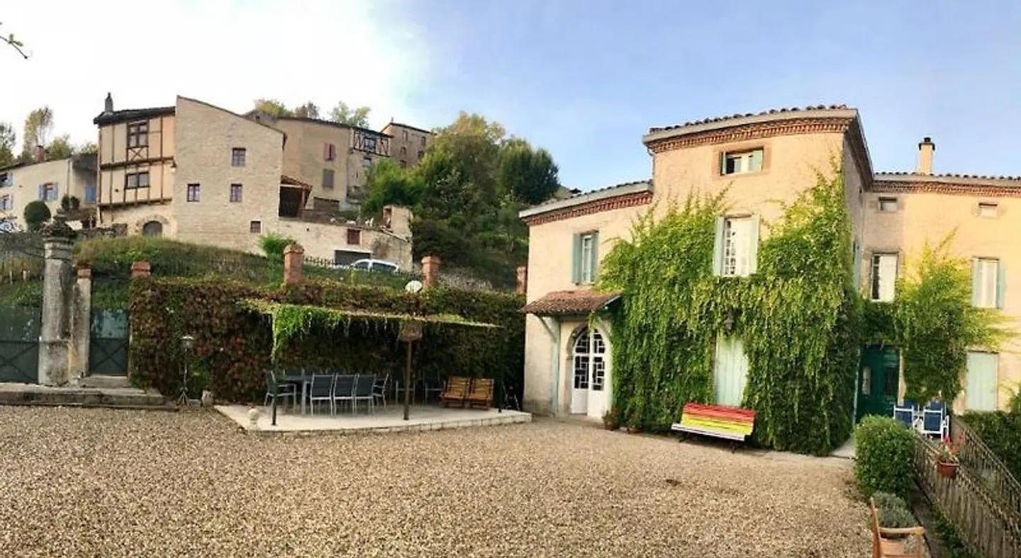 Le Chevalier Noir EXTERIOR