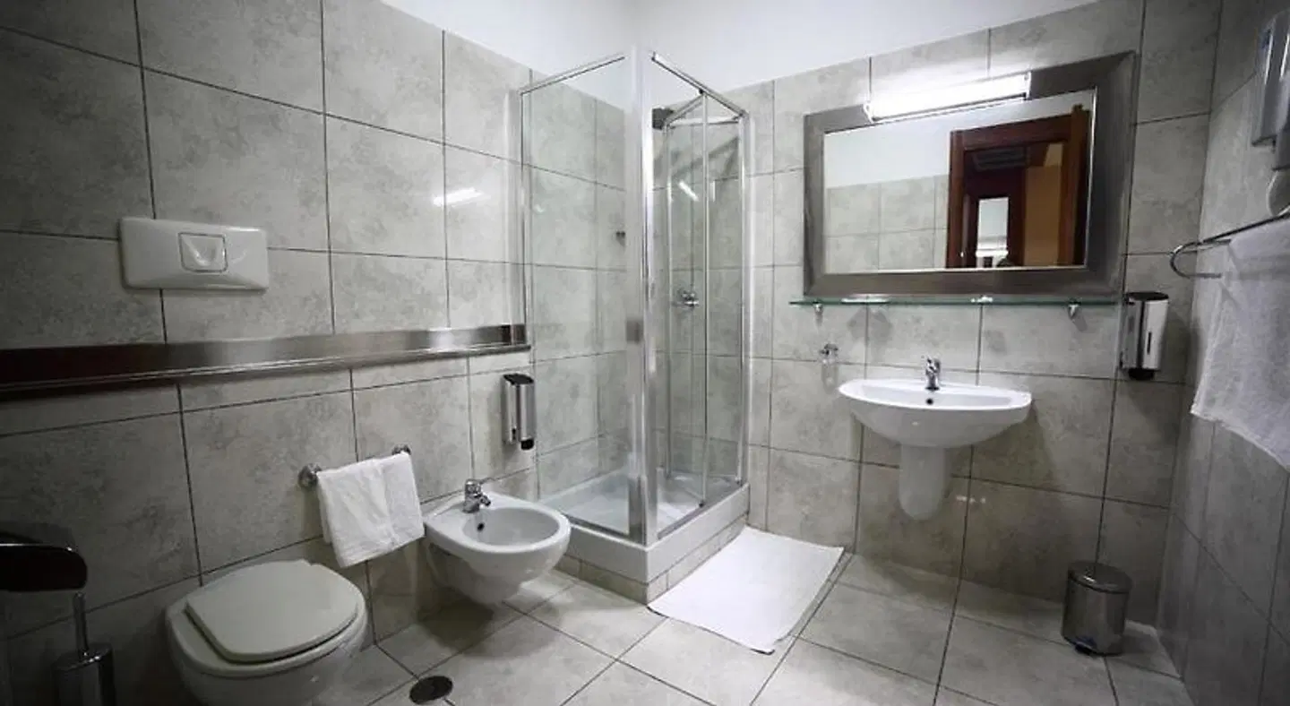 Hotel Artemide Badezimmer