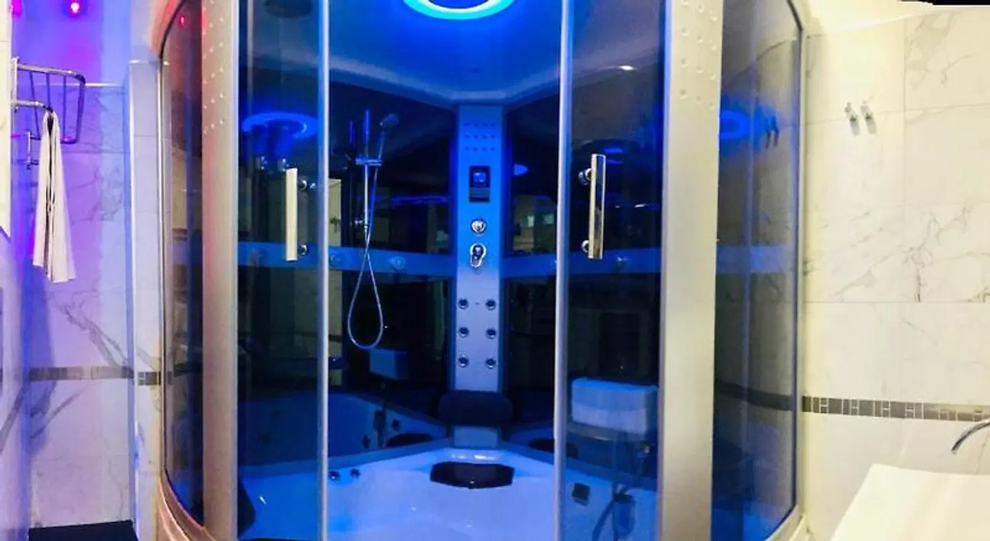 Parisa Suite Hallenbad