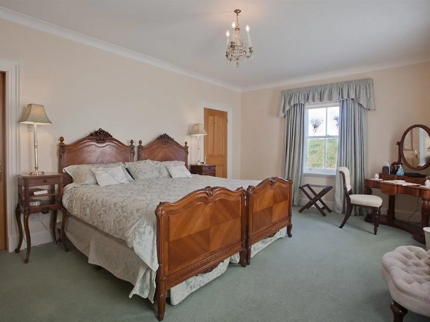 West Longridge Manor ROOM_EXAMPLE
