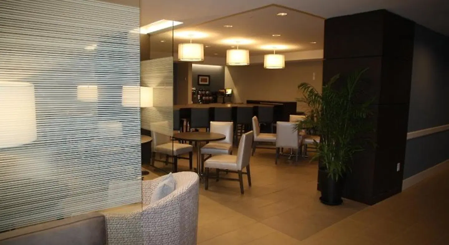 Wingate by Wyndham Niagara Falls Bar
