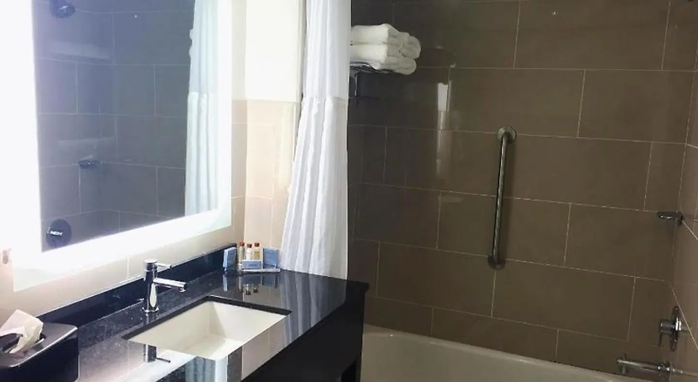 Wingate by Wyndham Niagara Falls Badezimmer