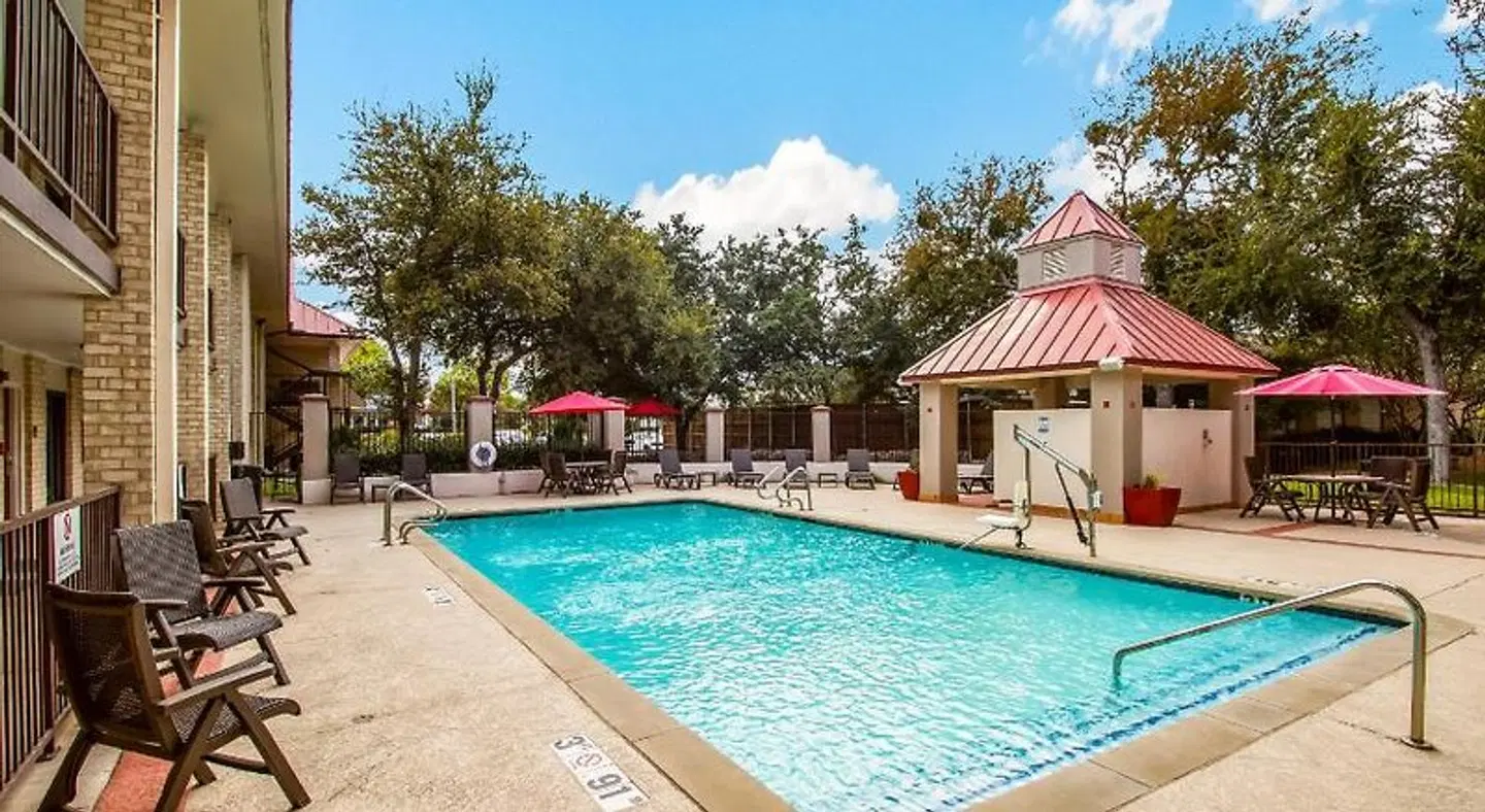 Red Roof Inn & Suites Addison OUTDOOR_POOL