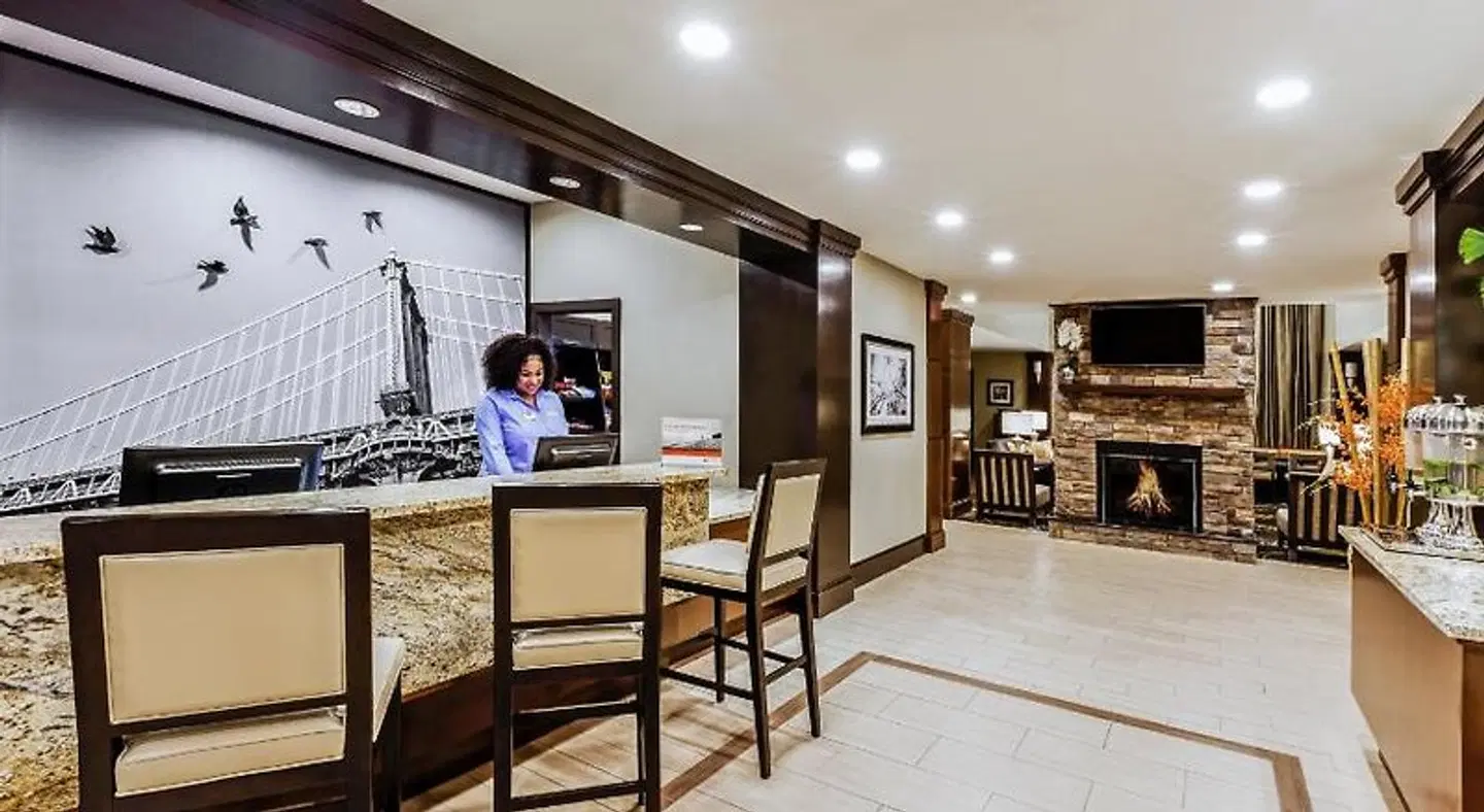 Staybridge Suites Fort Worth Fossil Creek by IHG Bar