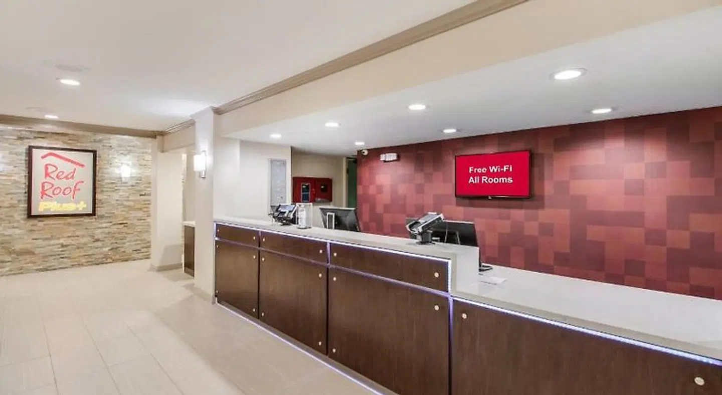 Red Roof Inn & Suites Addison Bar
