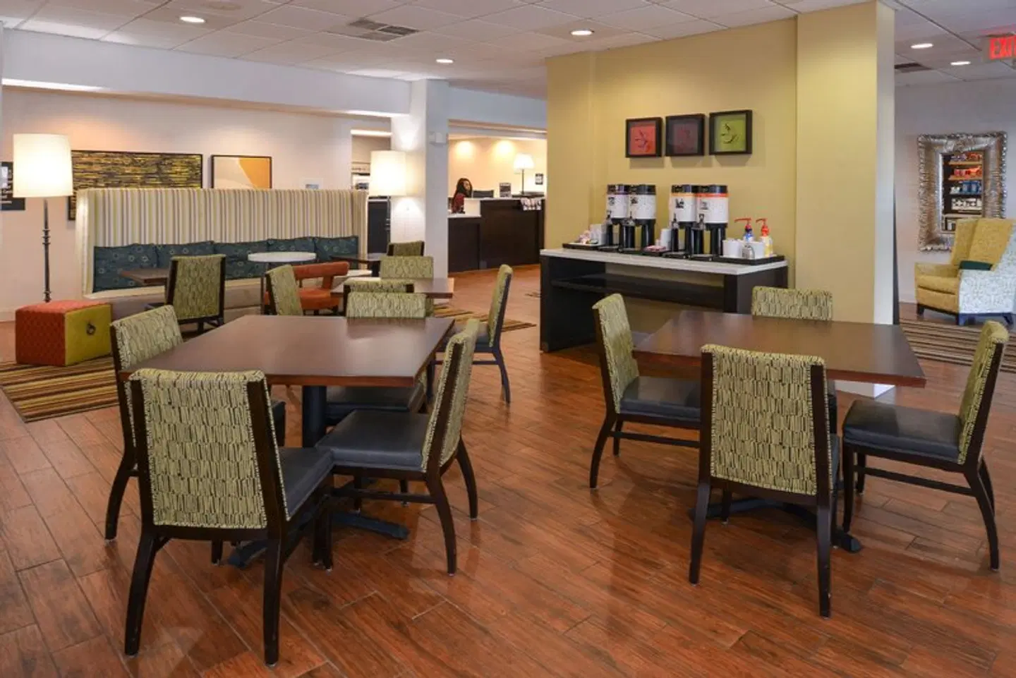 Hampton Inn Carbondale Bar