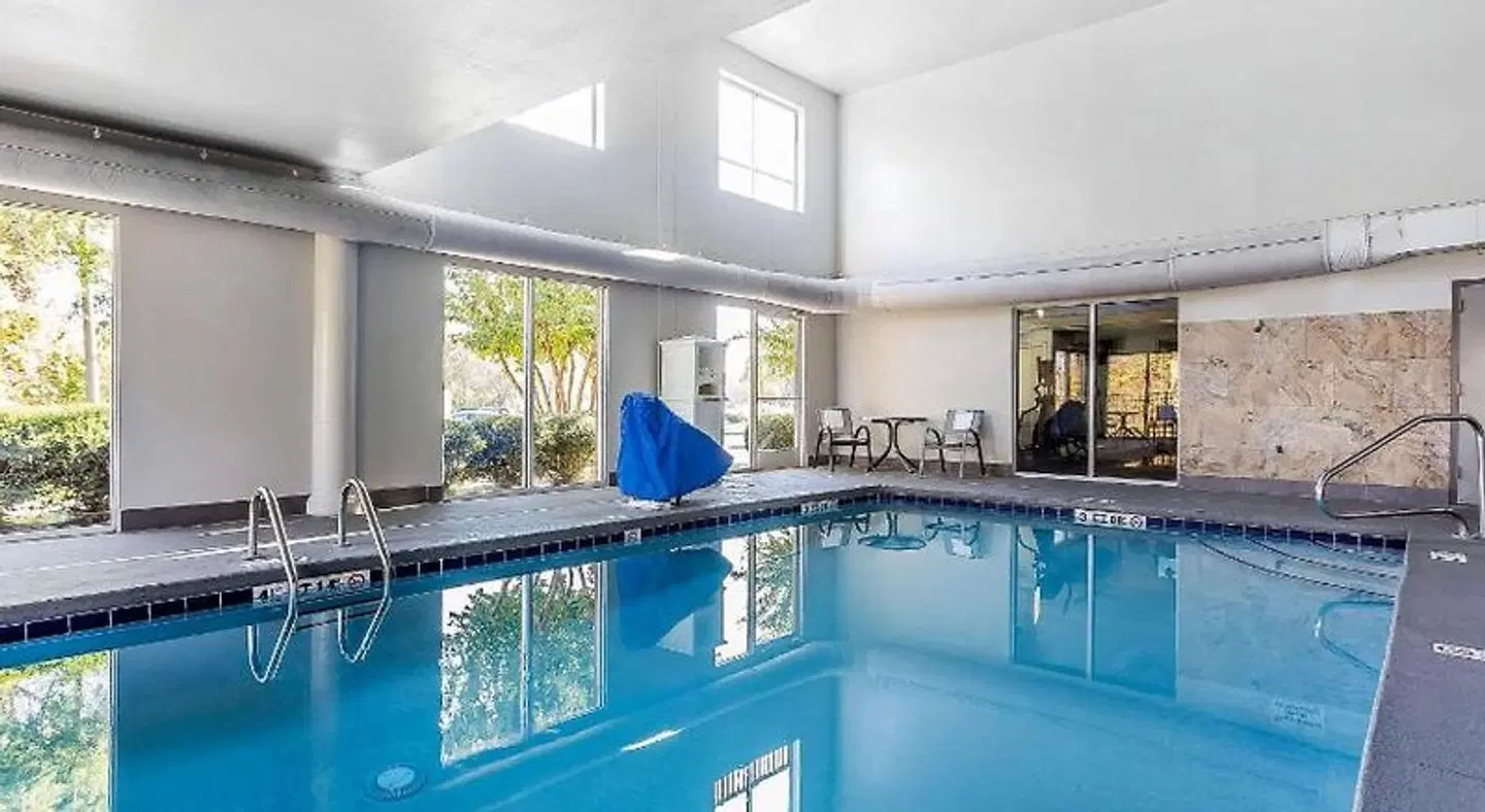 Quality Suites at Carolina Place Mall Hallenbad