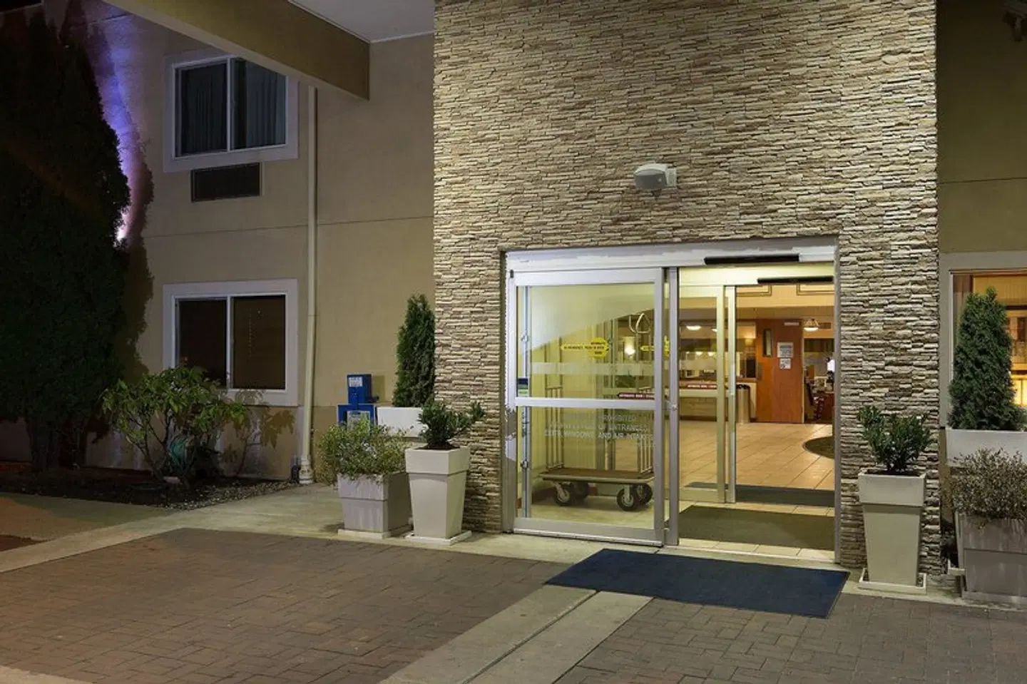 Holiday Inn Express & Suites Burlington by IHG EXTERIOR