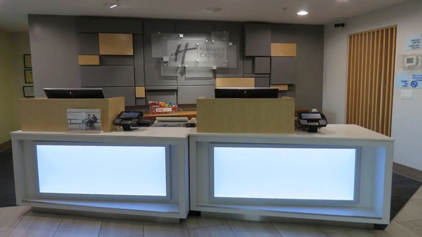 Holiday Inn Express & Suites Burlington by IHG LOUNGE_LOBBY