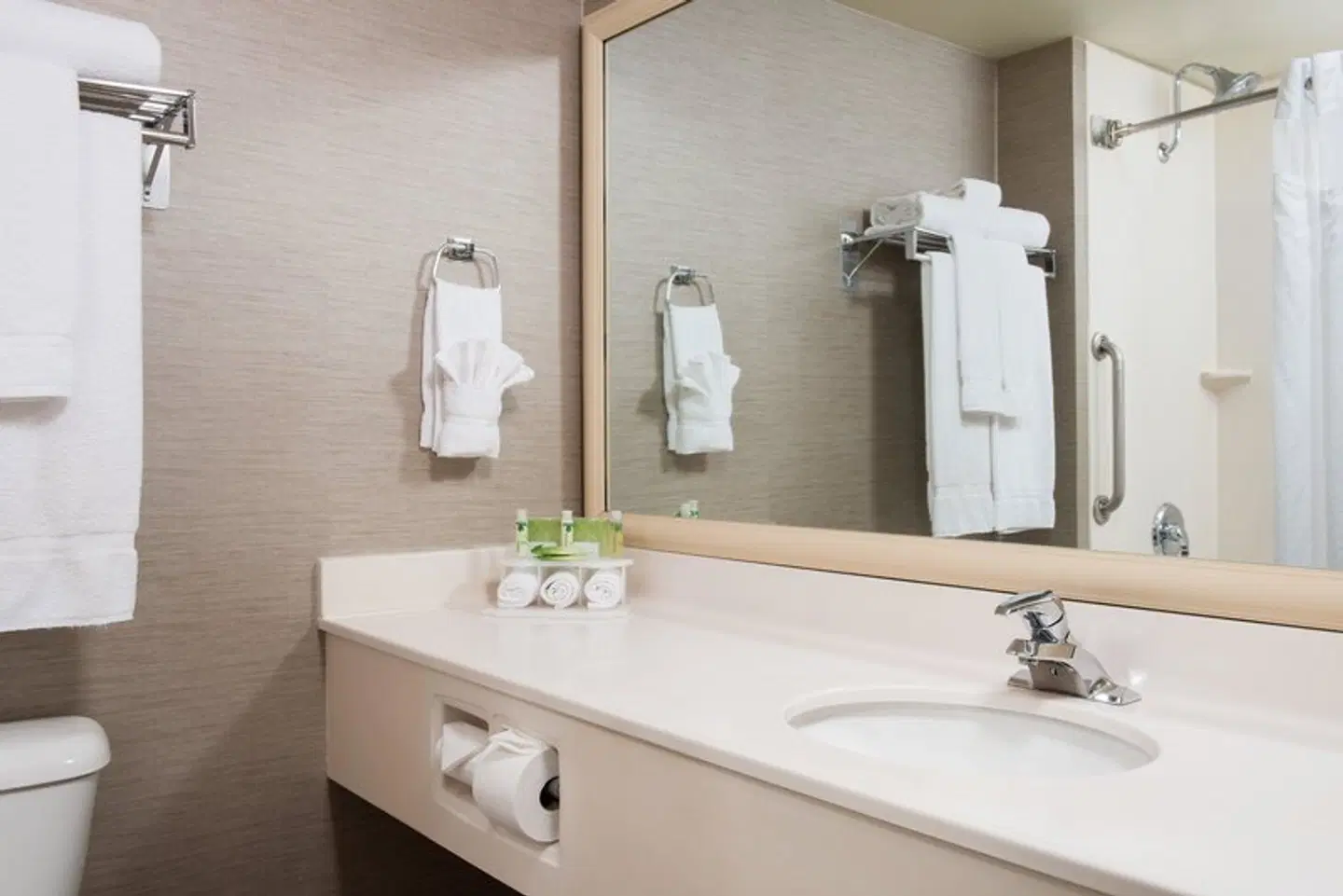 Holiday Inn Express & Suites Burlington by IHG Badezimmer