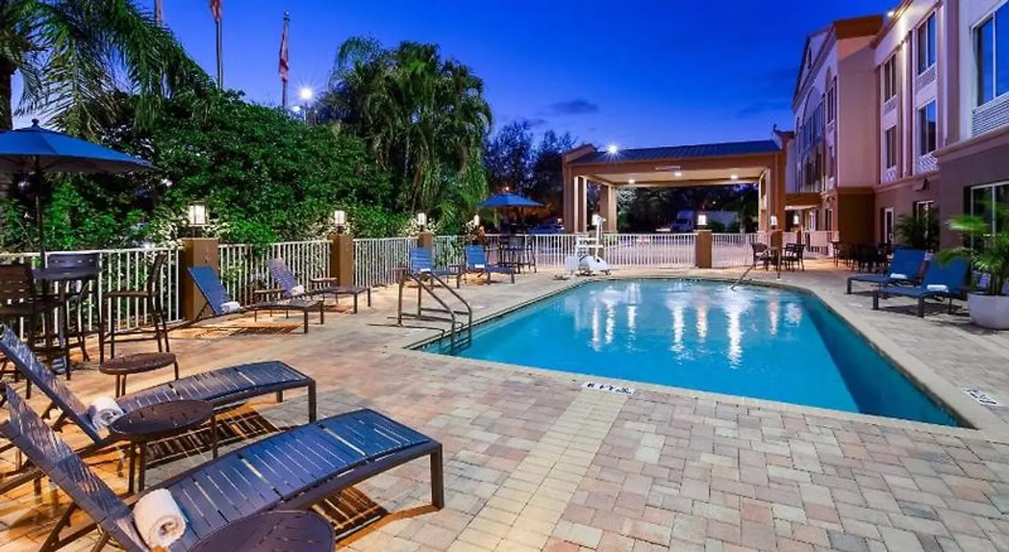 Best Western Plus Ambassador Suites Venice OUTDOOR_POOL