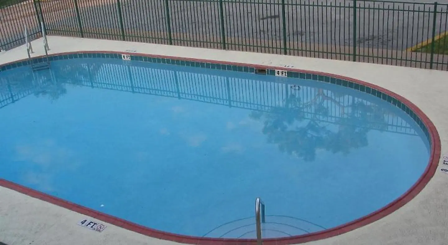 Ambassador Inn OUTDOOR_POOL