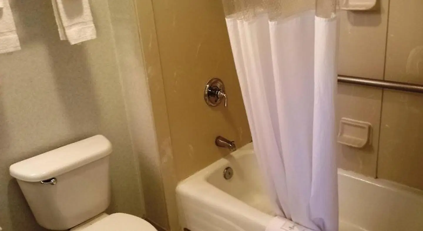 Cocoa Beach Suites Hotel Badezimmer