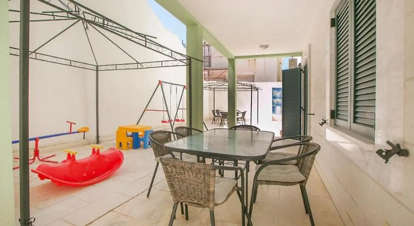 Apartments Montesan Bar